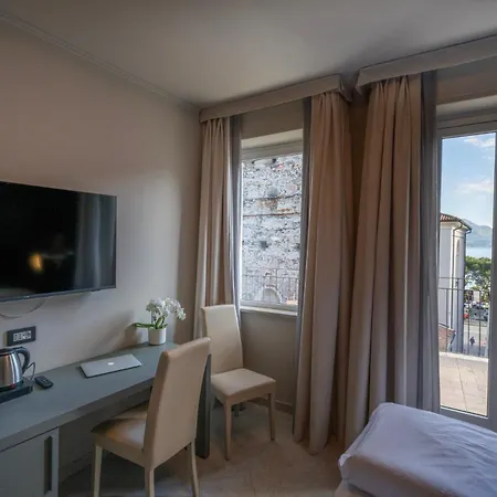 Cavour 30tre - Moderno 3* Stresa