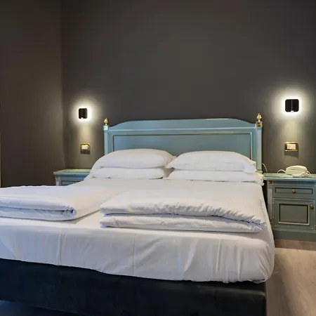 Cavour 30tre - Moderno Per Tradizione 3* 斯特雷萨
