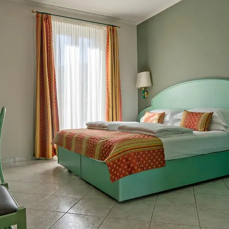 Cavour 30tre - Moderno 3* Stresa