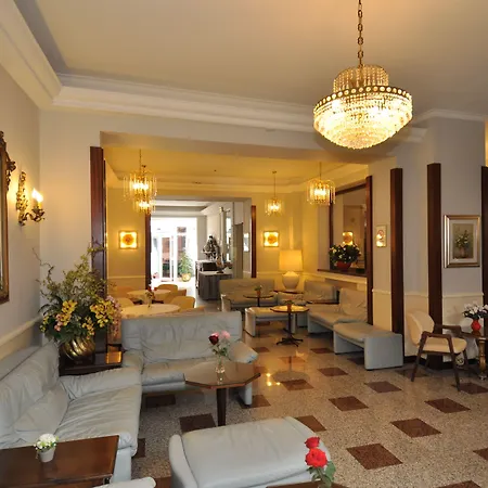 Cavour 30tre - Moderno Per Tradizione 3* 斯特雷萨