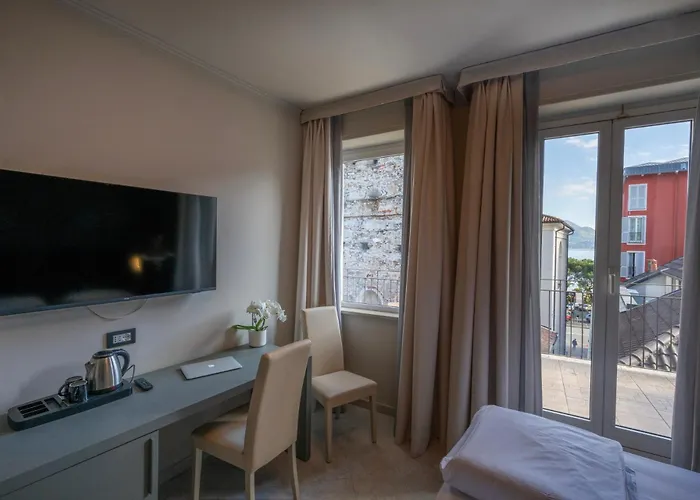 Cavour 30tre - Moderno 3* 스트레사